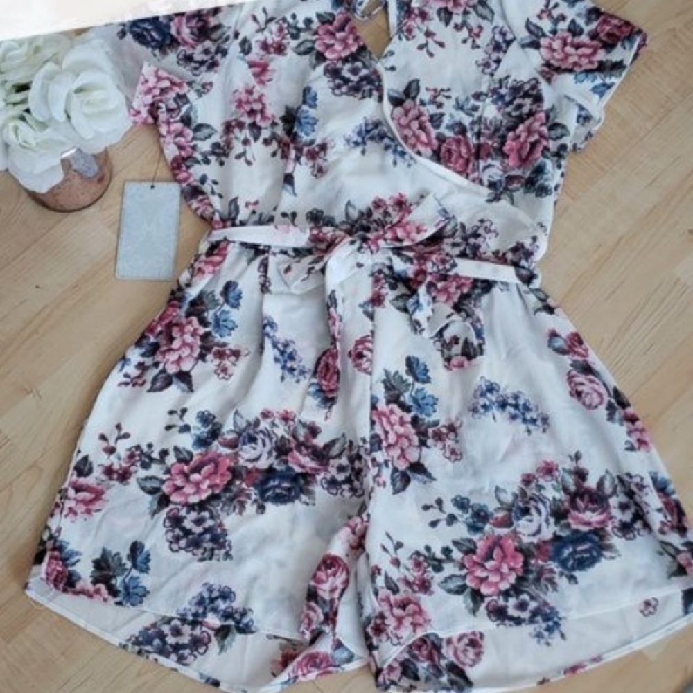 NWT 1st kiss floral romper